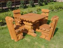 Деревянные столик и скамейки