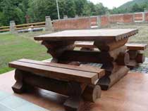 Деревянные столик и скамейки